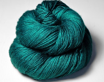 Diving into the Caribbean sea - Merino / Silk / Yak Fingering Yarn - MerSiYak - Hand Dyed Yarn - Wolle handgefärbt - DyeForYarn