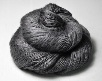 Ash cloud - Merino / Silk / Yak Lace Yarn - MerSiYak - Hand Dyed Yarn - Wolle handgefärbt - DyeForYarn
