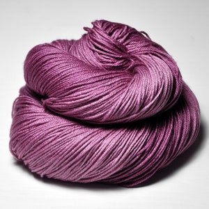 Trampled magnolia flower OOAK - Merino / Silk Fingering Yarn Superwash - Hand Dyed Yarn - Wolle handgefärbt - DyeForYarn