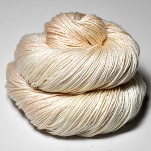 Freshly skinned white peach - Merino / Silk Fingering Yarn Superwash - Hand Dyed Yarn - handgefärbte Wolle - DyeForYarn