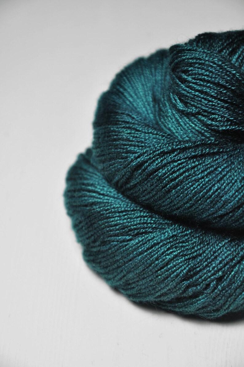 Giant clam closing forever Pure Cashmere Fingering Yarn Hand Dyed Yarn Wolle handgef\u00e4rbt DyeForYarn