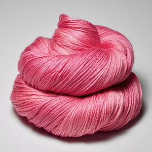 Artificial dragonfruit OOAK - Merino / Silk Fingering Yarn Superwash - Hand Dyed Yarn - Wolle handgefärbt - DyeForYarn