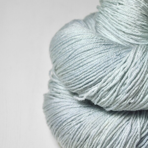 Dissipating icy mist - Merino / Silk Fingering Yarn Superwash - Hand Dyed Yarn - Wolle handgefärbt - DyeForYarn