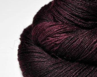 L'ultimo drink del vampiro OOAK - Filato Angora Lace di DyeForYarn - cruelty-free e in edizione limitata - colore: rosso brunastro scuro