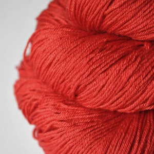 Rotten strawberry candy - Merino / Silk Fingering Yarn Superwash - Hand Dyed Yarn - Wolle handgefärbt - DyeForYarn