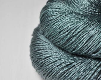 Rain in a graveyard - Merino / Silk Fingering Yarn Superwash - Hand Dyed Yarn - Wolle handgefärbt - DyeForYarn