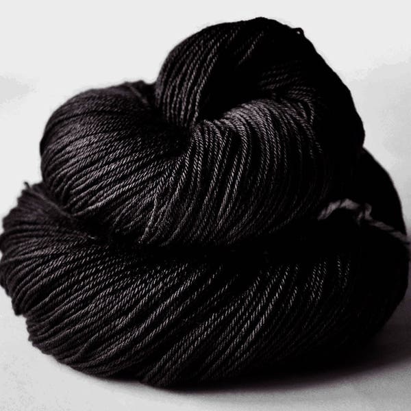 Black hole - Merino / Seide Fingering Garn Superwash - Hand Dyed Yarn - handgefärbte Wolle - DyeForYarn