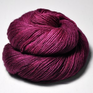 フェイクレッドフクシア - メリノ / シルク / ヤク中細糸 - MerSiYak - 手染め糸 - ウール手染め糸 - DyeForYarn