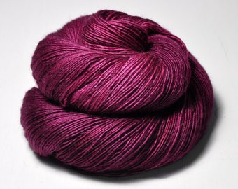 Faux rouge fuchsia - Mérinos / Soie / Yak Fingering Yarn - MerSiYak - Fil teint à la main - Wolle handgefärbt - DyeForYarn