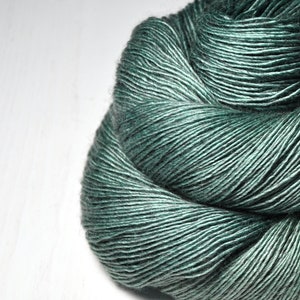 Bleached turquoise sea grass - Merino / Silk / Yak Fingering Yarn - MerSiYak - Hand Dyed Yarn - Wolle handgefärbt - DyeForYarn