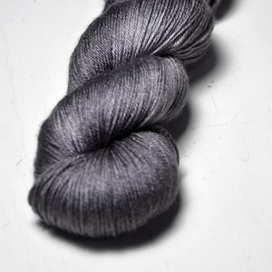 Gray which must not be named 2 Merino / Seide Fingering Garn Superwash LSOH Hand Dyed Yarn handgefärbte Wolle DyeForYarn Bild 4