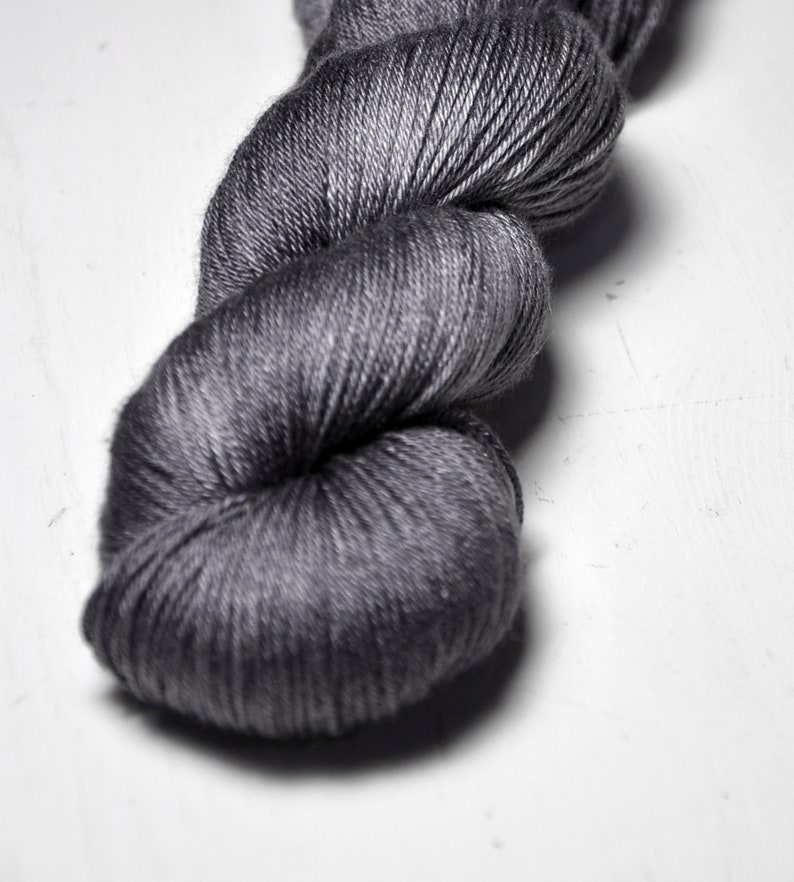 Gray which must not be named 2 Merino / Seide Fingering Garn Superwash LSOH Hand Dyed Yarn handgefärbte Wolle DyeForYarn Bild 4