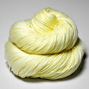 Świeżo przygotowany sok z cytryny - Merino / Silk Fingering Yarn Superwash - Ręcznie farbowana przędza - Wolle handgefärbt - DyeForYarn