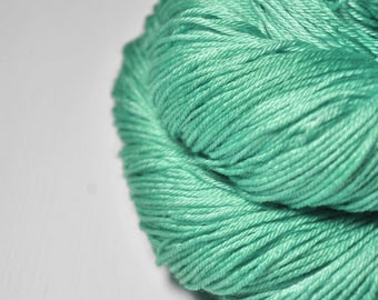 Green sea - Merino / Silk Fingering Yarn Superwash - Hand Dyed Yarn - Wolle handgefärbt - DyeForYarn