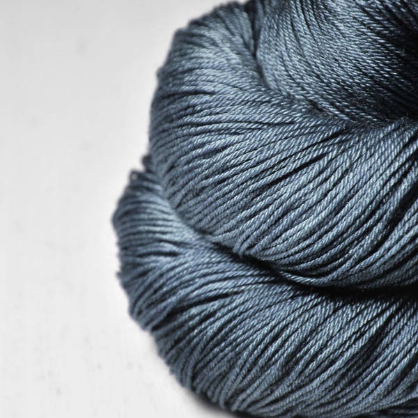 Storm clouds - Merino / Silk Fingering Yarn Superwash - Hand Dyed Yarn - Wolle handgefärbt - DyeForYarn