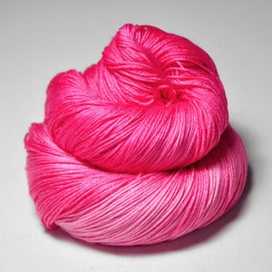 Poisoned bubble gum - Merino / Silk Fingering Yarn Superwash - Hand Dyed Yarn - handgefärbte Wolle - DyeForYarn
