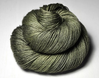 Overcooked kale - Merino / Silk / Yak Fingering Yarn - MerSiYak - Hand Dyed Yarn - Wolle handgefärbt - DyeForYarn