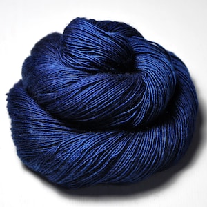 Glowing sapphire - Merino / Silk / Yak Fingering Yarn - MerSiYak - Hand Dyed Yarn - Wolle handgefärbt - DyeForYarn