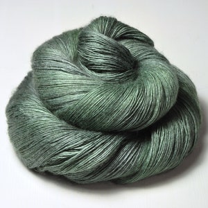 Rana de cristal sentada sobre un liquen - Hilo de encaje de merino/seda/yak - MerSiYak - Hilo teñido a mano - Wolle handgefärbt - DyeForYarn