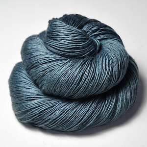Hazy winter sky - Merino / Silk / Yak Fingering Yarn - MerSiYak - Hand Dyed Yarn - Wolle handgefärbt - DyeForYarn