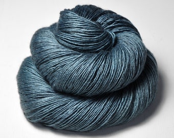 Hazy winter sky - Merino / Silk / Yak Fingering Yarn - MerSiYak - Hand Dyed Yarn - Wolle handgefärbt - DyeForYarn