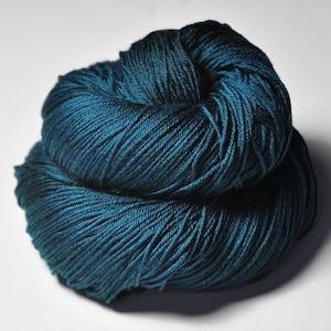 Nocturnal maelstrom - Merino / Silk Fingering Yarn Superwash - Hand Dyed Yarn - Wolle handgefärbt - DyeForYarn
