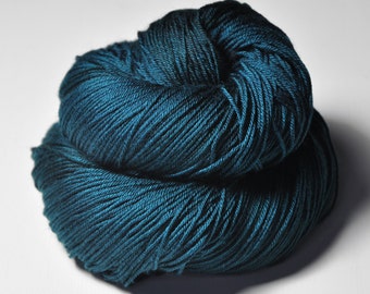 Nocturnal maelstrom - Merino / Silk Fingering Yarn Superwash - Hand Dyed Yarn - Wolle handgefärbt - DyeForYarn