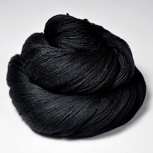 Svart hål - Merino / Silk Cobweb Garn - Hand Dyed Yarn - handgefärbte Wolle - DyeForYarn