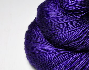 Memory of a fearsome tale - Merino / Silk / Yak Fingering Yarn - MerSiYak - Hand Dyed Yarn - Wolle handgefärbt - DyeForYarn