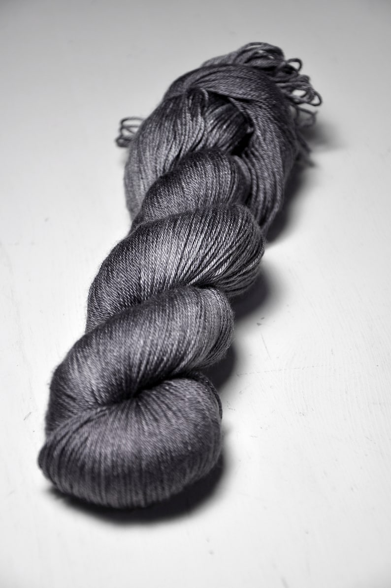 Gray which must not be named 2 Merino / Seide Fingering Garn Superwash LSOH Hand Dyed Yarn handgefärbte Wolle DyeForYarn Bild 3