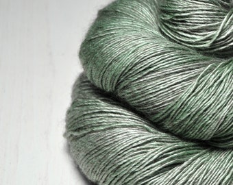 Feuilles de thé vert séchées - Merino / Silk / Yak Fingering Yarn - MerSiYak - Fil teint à la main - Wolle handgefärbt - DyeForYarn