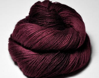 Velluto rosso sangue scuro - Filato Angora Lace di DyeForYarn - cruelty-free e in edizione limitata - colore: rosso scuro