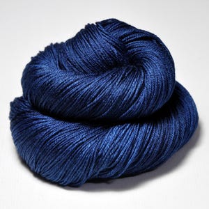 Glowing sapphire - Merino / Silk Fingering Yarn Superwash - Hand Dyed Yarn - Wolle handgefärbt - DyeForYarn