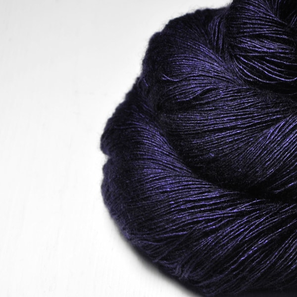 Königin der Nacht  - Merino / Silk / Yak Lace Yarn - MerSiYak - Hand Dyed Yarn - Wolle handgefärbt - DyeForYarn