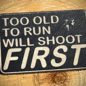Parche moral "Demasiado viejo para correr, dispararé primero" / Parche táctico divertido de velcro / Humor sarcástico para propietarios de armas / Parche para veteranos