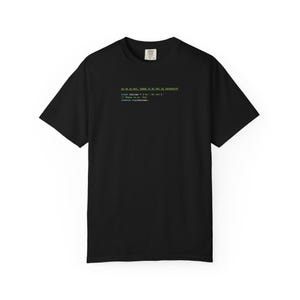 Peut inclure: T-shirt noir à col rond et manches courtes. Le t-shirt présente un texte vert qui dit "DO OR DO NOT, THERE IS NO TRY IN JAVASCRIPT" et du code. Une petite étiquette est visible en haut.