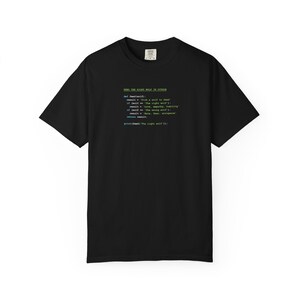 Peut inclure: T-shirt noir avec le texte "FEED THE RIGHT WOLF IN PYTHON" et du code Python en vert et bleu. Le code définit une fonction et imprime une instruction. Un tee-shirt décontracté et confortable.