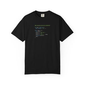 Peut inclure: T-shirt noir avec l'inscription "KEEP CALM AND CODE ON IN JAVASCRIPT" et du code informatique en vert et bleu. Le col est rond et le design est simple, idéal pour un usage quotidien.