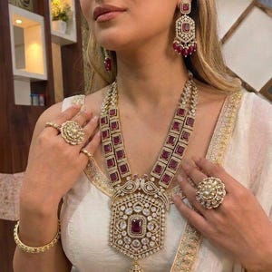 Collana lunga e orecchini con design a pavone in moissanite polki, ispirati alle celebrità di Bollywood.