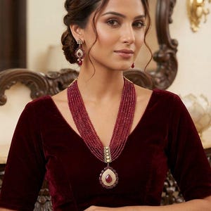 ルビーレッドのゴールドメッキ、ツートンカラーのマルチストリングロングラニハールネックレスとイヤリングのセット