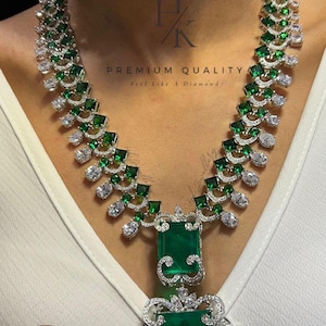 Collana lunga verde smeraldo con diamanti americani ispirata a Nita Ambani e orecchini