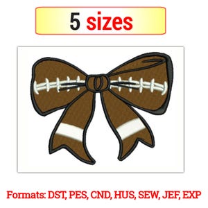 Puede incluir: Un lazo marrón con forma de balón de fútbol con costuras blancas y una franja blanca en los extremos del lazo. El texto "5 sizes" está en un cuadro amarillo en la parte superior. El texto "Formats: DST, PES, CND, HUS, SEW, JEF, EXP" está en la parte inferior.