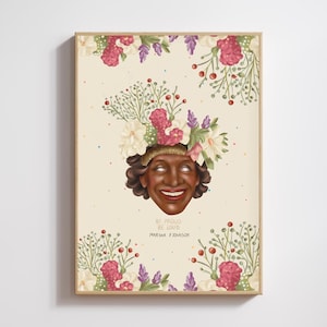 Peut inclure: Impression d'art encadrée représentant un visage souriant orné d'une couronne de fleurs. L'œuvre comprend le texte "BE PROUD BE LOUD MARSHA P JOHNSON" et est entourée d'éléments floraux roses, blancs et violets.