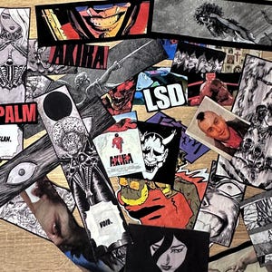 Könnte beinhalten: Eine Sammlung rechteckiger Stoffaufnäher mit verschiedenen schwarz-weißen oder farbigen grafischen Illustrationen, einschließlich Texten wie AKIRA, NAPALM, LSD, SLAN und VOID. Die Aufnäher variieren in Größe und Ausrichtung und zeigen diverse Designs.