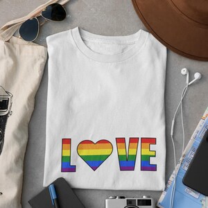 LOVEプライドTシャツ レインボーハート LGBTQ+ Tシャツ ミニマリスト ゲイプライドシャツ ユニセックスTシャツ 送料無料