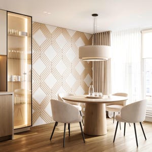 Puede incluir: Un comedor moderno con una mesa redonda de madera y cuatro sillas beige. Una gran lámpara colgante beige cuelga sobre la mesa. La pared tiene un patrón geométrico en oro y blanco.