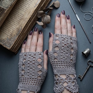 Patrón de ganchillo para Halloween en tonos pastel, guantes sin dedos rosas espeluznantes en PDF, calentadores de brazos de encaje para Summerween