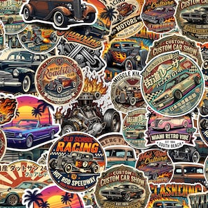 Könnte beinhalten: Eine Sammlung von Oldtimer-Autoaufklebern mit klassischen Autos, Hot Rods und Rennsportthemen. Die Aufkleber zeigen verschiedene Designs, darunter Flammen, Rennflaggen und Retro-Grafiken. Die Farbpalette umfasst Schattierungen von Rot, Orange, Blau und Braun.