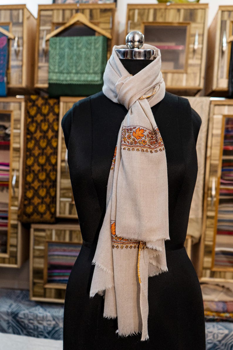 White Pashmina Fine Wool Hand-Embroidered Floral Nalki Stole