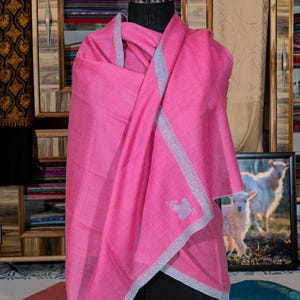 Luxurious Handwoven Pashmina Stole – High-Density Hashi Needlework – Soft Pink – 100% Pure Cashmere from Kashmir